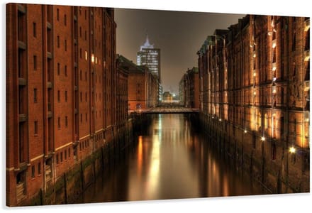 Dailygoods - Canvasdoek 120x80 cm - Nachtopname Bakstenen Gebouwen