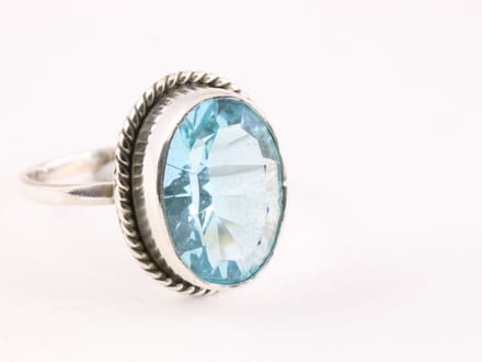Bewerkte zilveren ring met blauwe topaas - maat 18.5