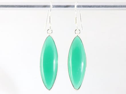 Lange zilveren oorbellen met groene onyx