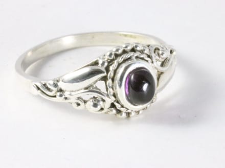 Fijne bewerkte zilveren ring met amethist - maat 16.5