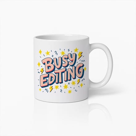 Busy Editing Mok 330ml – Grappige Koffiebeker voor Video Editors, Contentmakers & Ontwerpers, Perfect Kantoor Cadeau