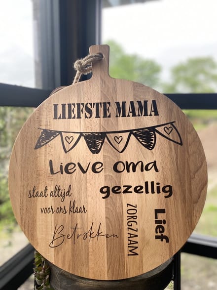 Creaties van Hier - Serveerplank rond - Moederdag cadeautje - liefste mama - oma - 45 cm - Hout