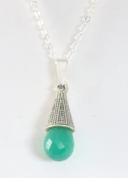 Fijne zilveren hanger met groene aan ketting