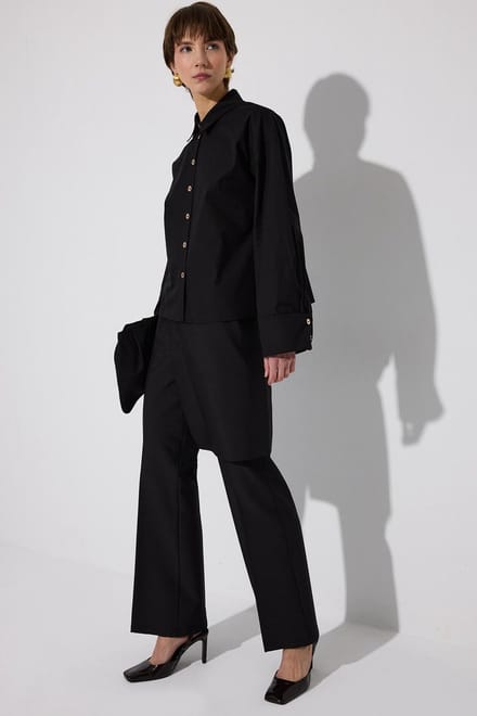 Touché Privé - Blouse met dubbele manchetten en gouden knopen - Zwart - Dames