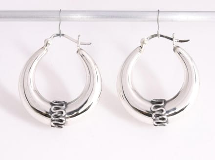 Bewerkte zilveren Bali oorringen - ø 34 mm.