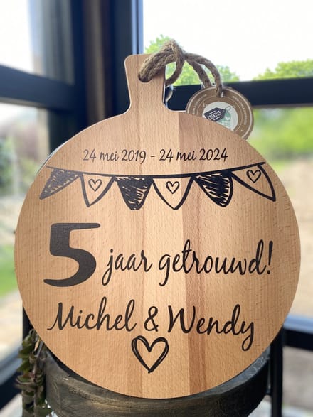 Creaties van Hier - Serveerplank rond - Huwelijk - Gepersonaliseerd Cadeau - 5 jaar getrouwd - 40 cm - Hout