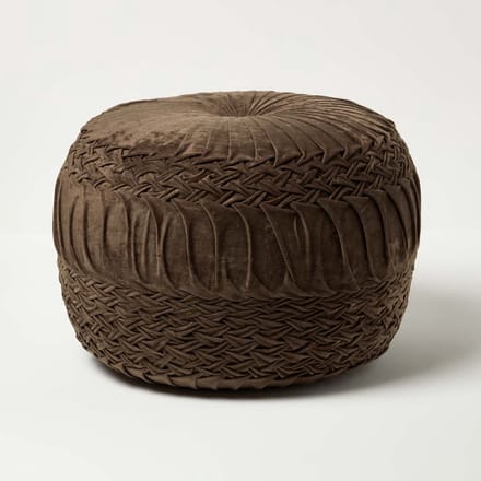 Homescapes Sofia – poef van gevlochten en geplooid fluweel – chocoladebruin, 50x35 cm