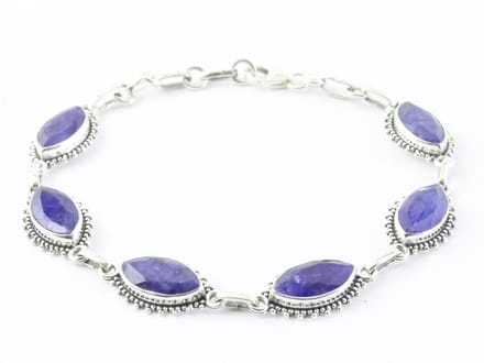 Bewerkte zilveren armband met blauwe saffier