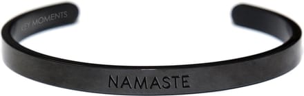 Key Moments 8KM-BM0005 - Stalen open bangle met tekst - namaste - one-size - zwart