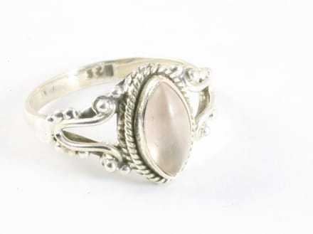 Fijne bewerkte zilveren ring met rozenkwarts - maat 18