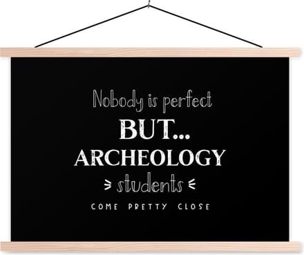 Posterhanger incl. Poster 150x100 cm - Schoolplaat - Quote - Archeologie - Student - Textielposter - Blanke latten