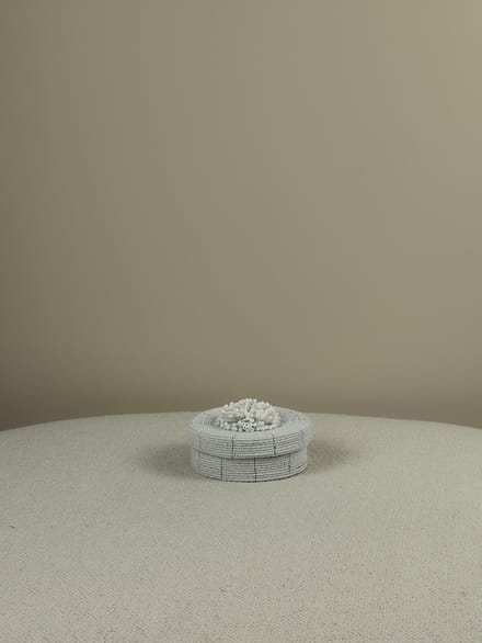 Blitzdeco - Decoratief Kralendoosje - Celeste - Handgemaakt Bloemornament - Wit - Uniek