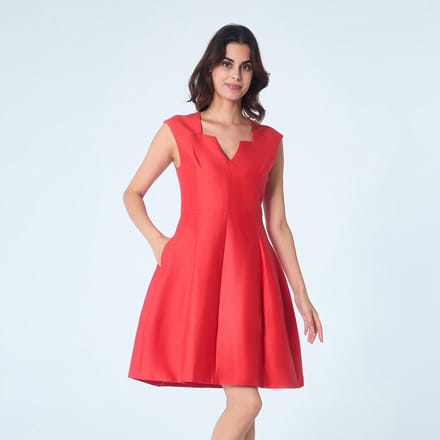 Fit-and-flare satijnen korte jurk met vierkante V-hals