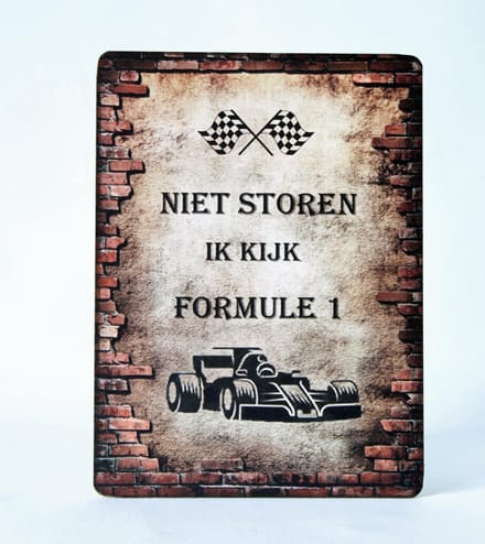 Tekstbord "niet storen ik kijk Formule 1"