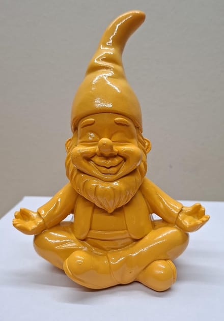 Zen kabouter Oranje Mediterend – 26cm hoog - kabouter - – Modern Design – Polyresin – Paars - Decoratie - Woonaccessoires - Beeld