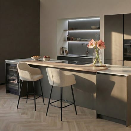 Barkruk Kortrijk - Beige Stof - Zwart Metalen Frame - Met Armleuning