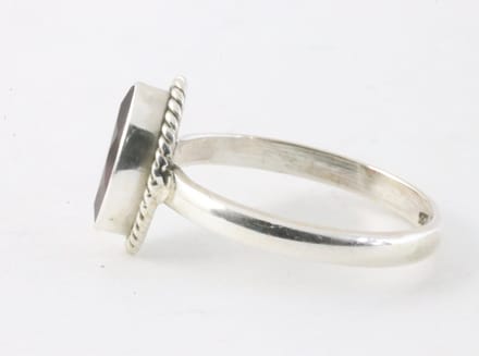 Fijne bewerkte zilveren ring met granaat - maat 19