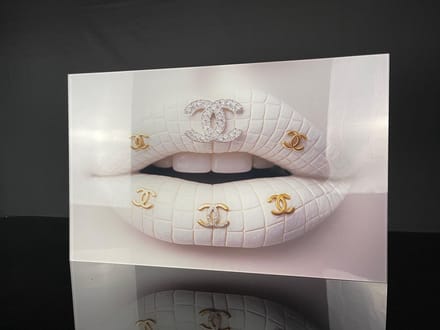 White Chanel Lip schilderij op plexiglas 120x80cm