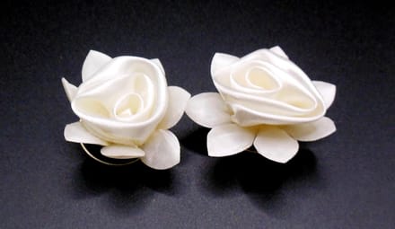 Curlies bloem crèmekleur met bladeren