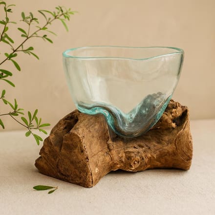 Gesmolten glas op hout - vervormde kom op hout