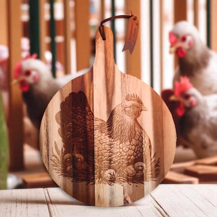 Baardmans Creaties - Luxe plantaardig geoliede acacia houten plank rond “Kip met kuikens”
