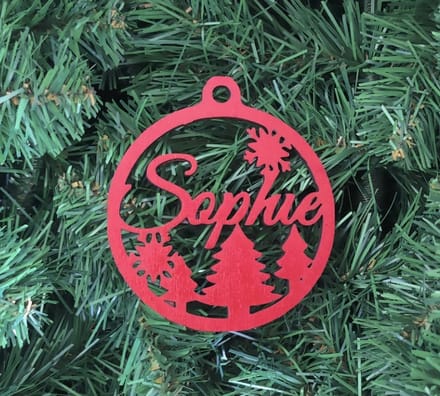 Gepersonaliseerde houten kerstbal met uw eigen naam - December - Cadeautip - Kerstboom - Rood