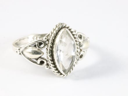Fijne bewerkte zilveren ring met bergkristal - maat 20