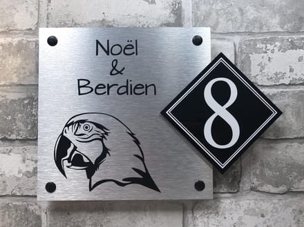 Naambordje / huisnummer voordeur met een ARA