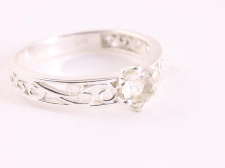 Fijne opengewerkte zilveren ring met bergkristal - maat 19
