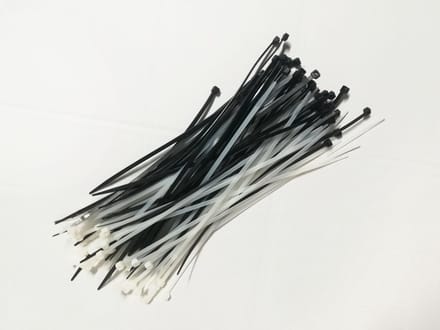 Kortpack - Kabelbinders/tyraps - Wit en zwart - 300mm x 4.8mm - 2x 50 stuks per kleur - Handige set - (099.1285)