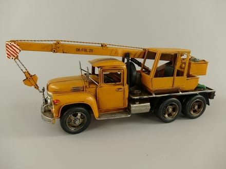 kraanwagen - vintage - groot - blikken auto - blik - geel