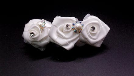 Patentspeld 3 witte roosjes met strass+parels