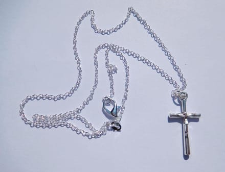 Ketting met kruisje en korpus zilverkleur