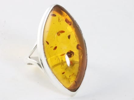 Langwerpige hoogglans zilveren ring met amber - maat 19