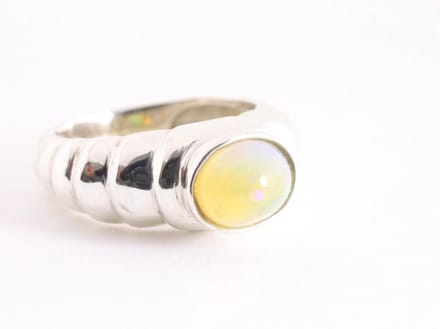 Hoogglans zilveren ring met Ethiopische opaal - maat 17.5