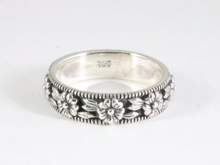 Zilveren ring met bloemen - maat 19.5