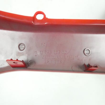 Sabot bas de caisse gauche pour scooter Peugeot 80 SV 729302RT Rouge Neuf