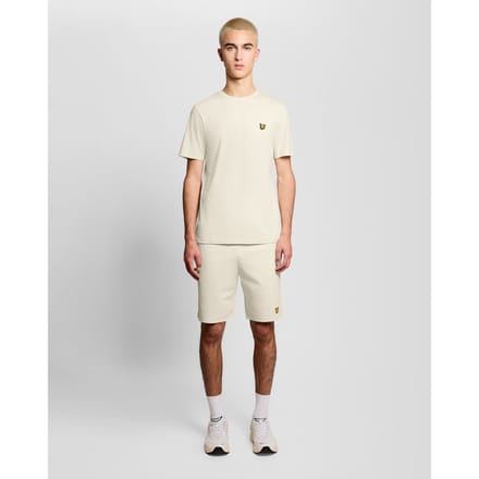Lyle & scott fly fleece short in de kleur ecru.