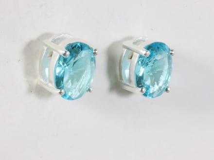 Zilveren oorstekers met blauwe topaas