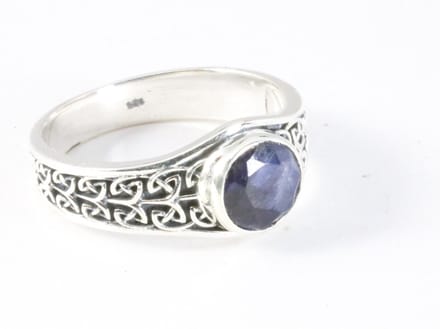 Bewerkte zilveren ring met blauwe saffier - maat 16.5