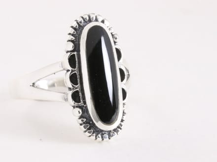 Bewerkte zilveren ring met onyx - maat 20