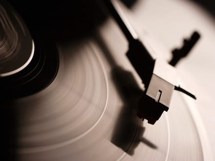 Fotobehang - Gramophone and vinyl record.