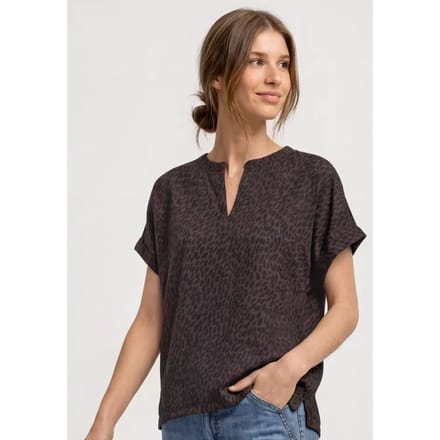 Shirt met verschillende texturen en split in de hals
