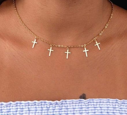 Ketting met 5 kruisjes goudkleur.