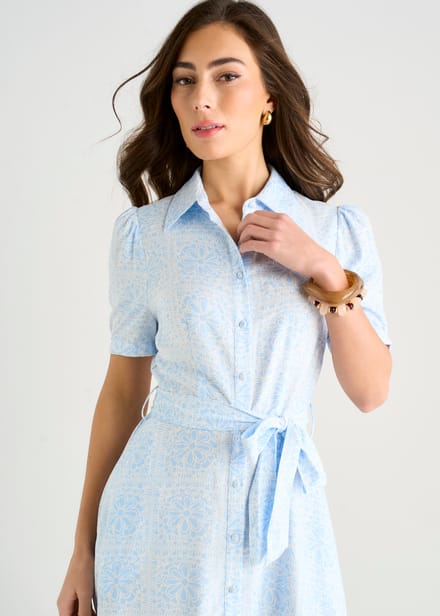 Maxi-shirtjurk van katoenmix met blauwe tegeldruk en knoopsluiting
