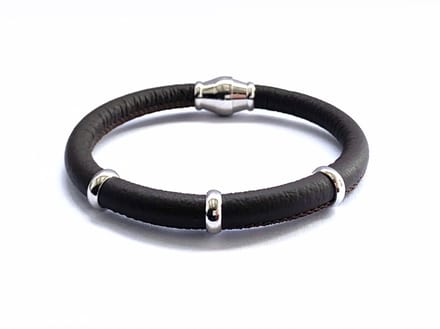 NIEUW! Jolla - dames armband zilver - leer - magneetsluiting - bedels - Single Silver - Donker Bruin