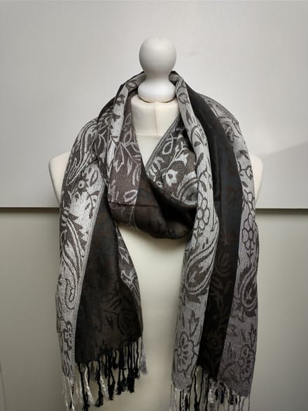 Lange dames sjaal Magda paisleymotief bruin zwart ecru beige grijs