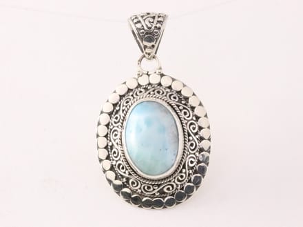 Traditionele bewerkte zilveren hanger met larimar