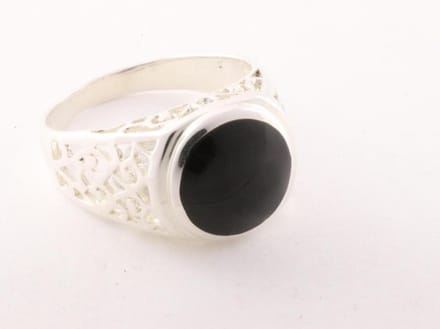 Opengewerkte zilveren ring met onyx - maat 19.5