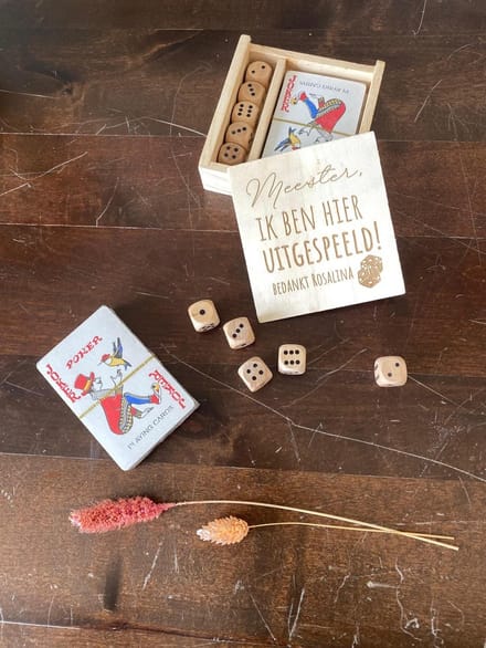 Hip met Pit Creaties - Houten Spellenset - Afscheidscadeau Meester Juf - Einde Schooljaar - Dobbelstenen Kaarten - "Meester ik ben uitgespeeld" - Gepersonaliseerd